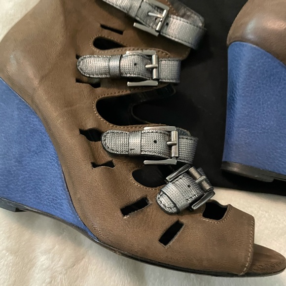 Unique Surface to Air buckle wedge sandals - Picture 12 of 14